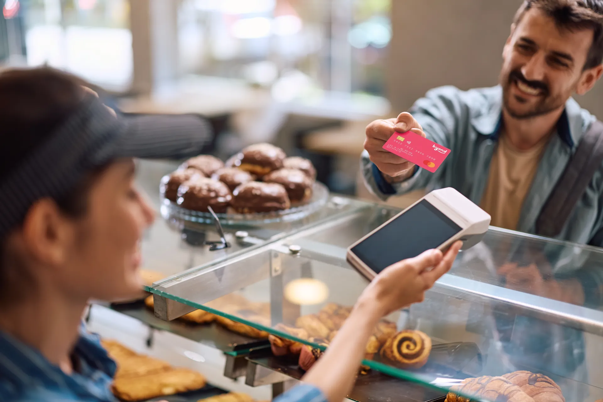 Person paying with a bYond card